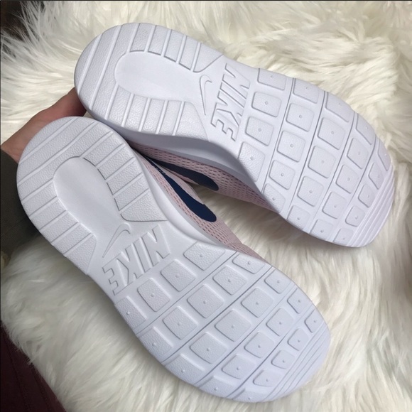 NWOB 💕NIKE TANJUN WOMENS SIZE 8 - Picture 4 of 7